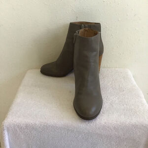 Vionic Women Stylish Gray Ankle Boots & Booties Size 8 with Brown Heels